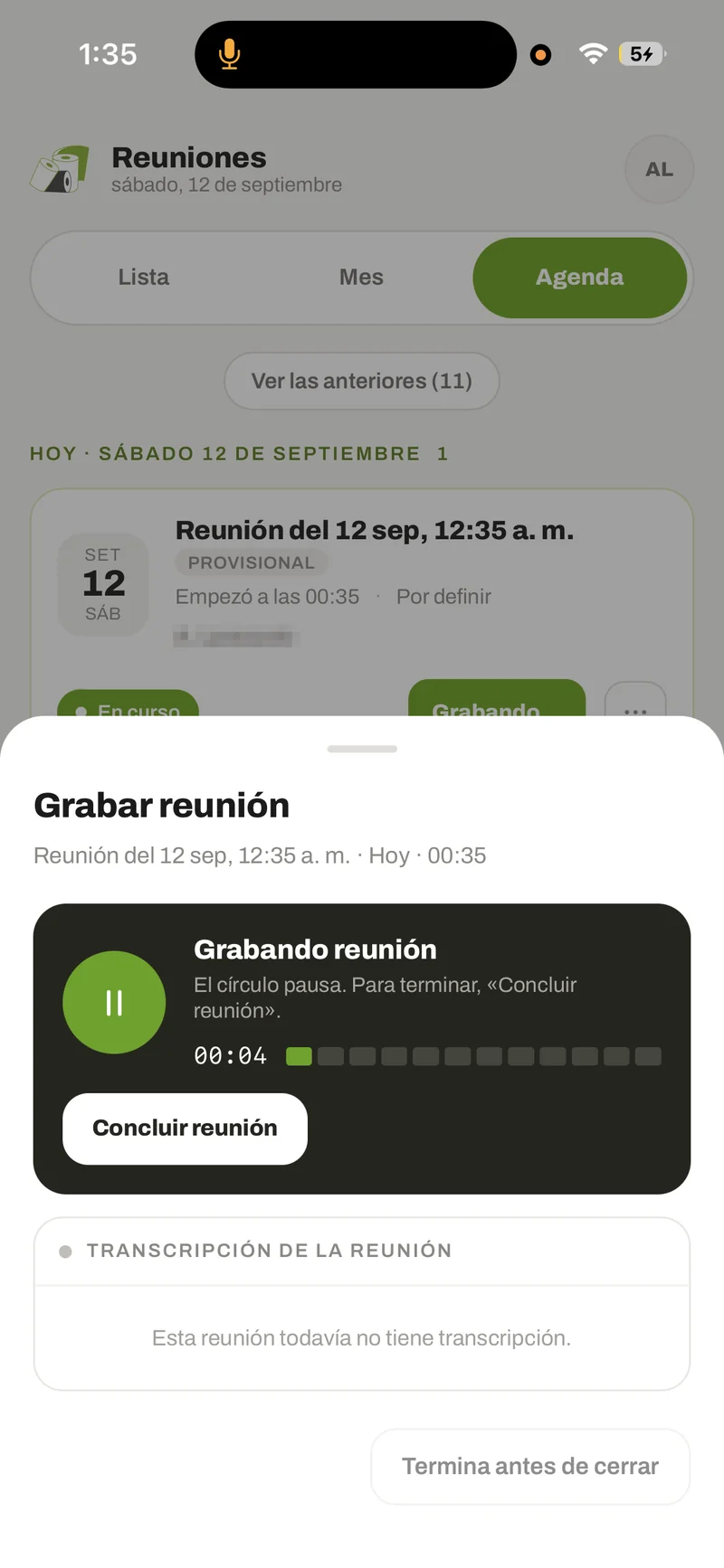 Seguimiento CDP on a phone, recording a meeting: a pause button, a running timer, the Concluir reunión button and a transcript section still empty; the organiser's name on the meeting card is pixelated